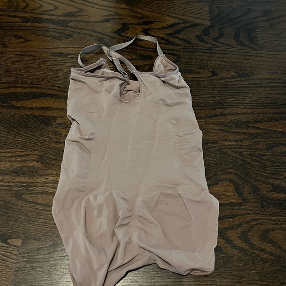 Skims SCULPTING BODYSUIT With SNAPS Shapewear - Picture 4 of 5